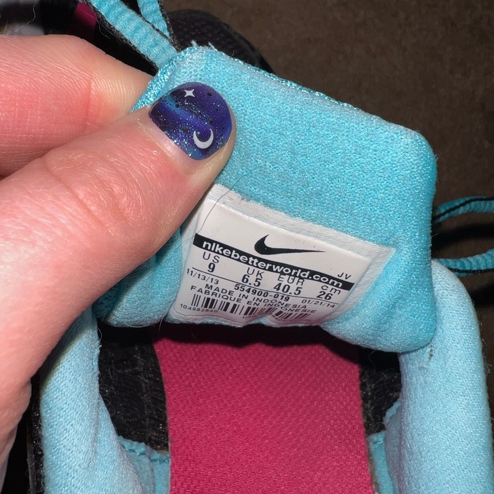 Nikes - Picture 3 of 3